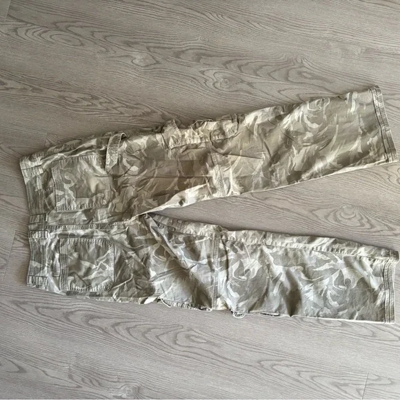 Abercrombie & Fitch Women's Tan Cargo Pants - Picture 4 of 5